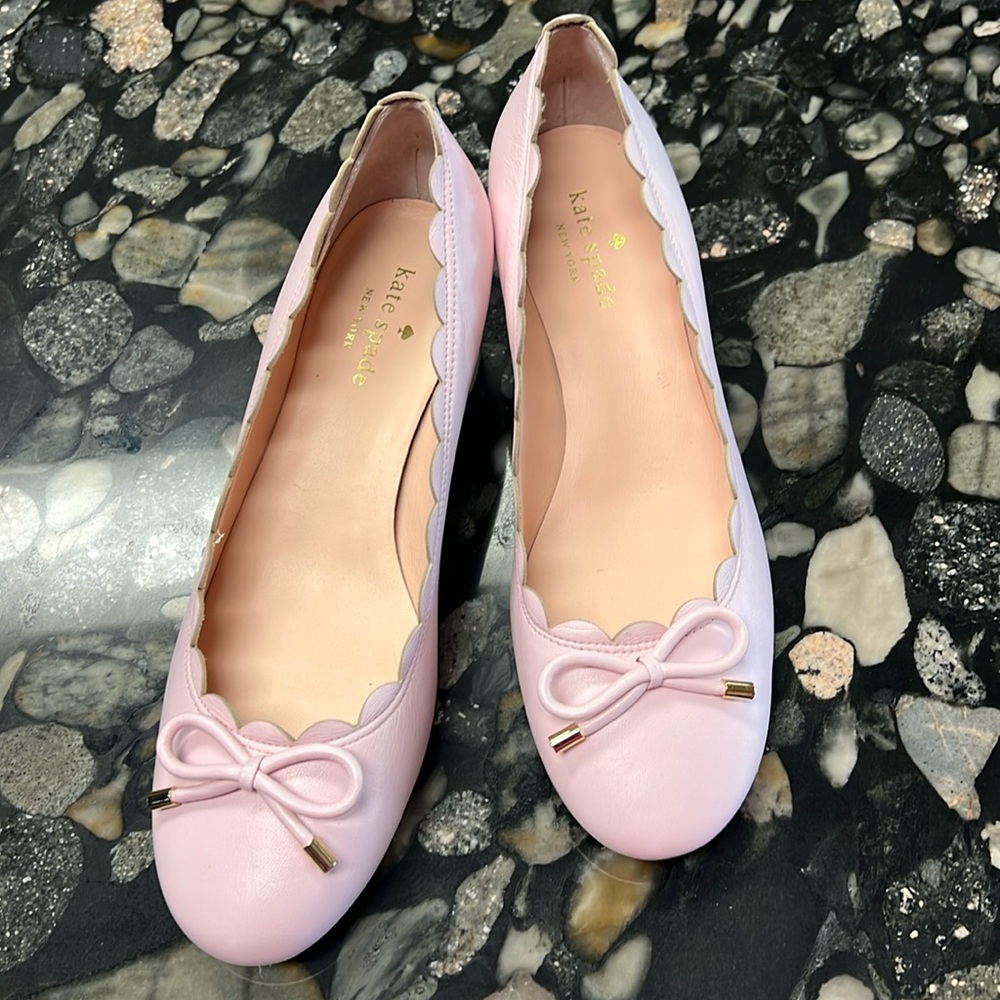 Kate Spade Yasmin scalloped pumps.